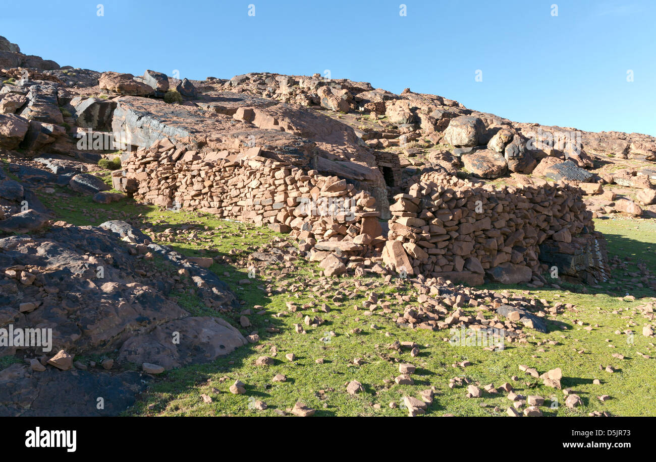 Nomades modernes des maisons d'été à proximité de sculptures rupestres préhistoriques à Oukaimeden station de ski dans les montagnes du Haut Atlas au Maroc Banque D'Images