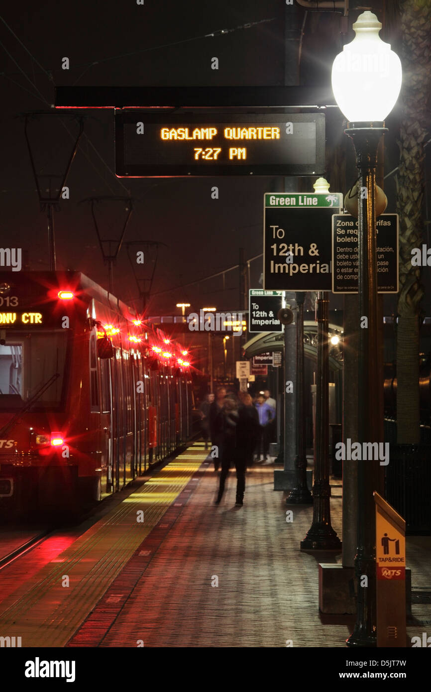 Les personnes qui arrivent à l'Gaslamp via le San Diego Trolley, San Diego, California, USA Banque D'Images