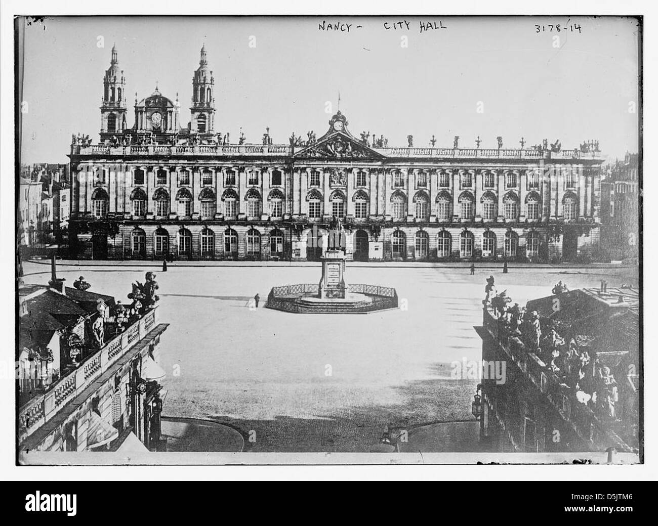 Cette photographie montre l'Hôtel de ville de Nancy, France, situé dans l'historique Palais de Stanislas. Le bâtiment fait partie de la célèbre place Stanislas, classée au patrimoine mondial de l'UNESCO. Banque D'Images