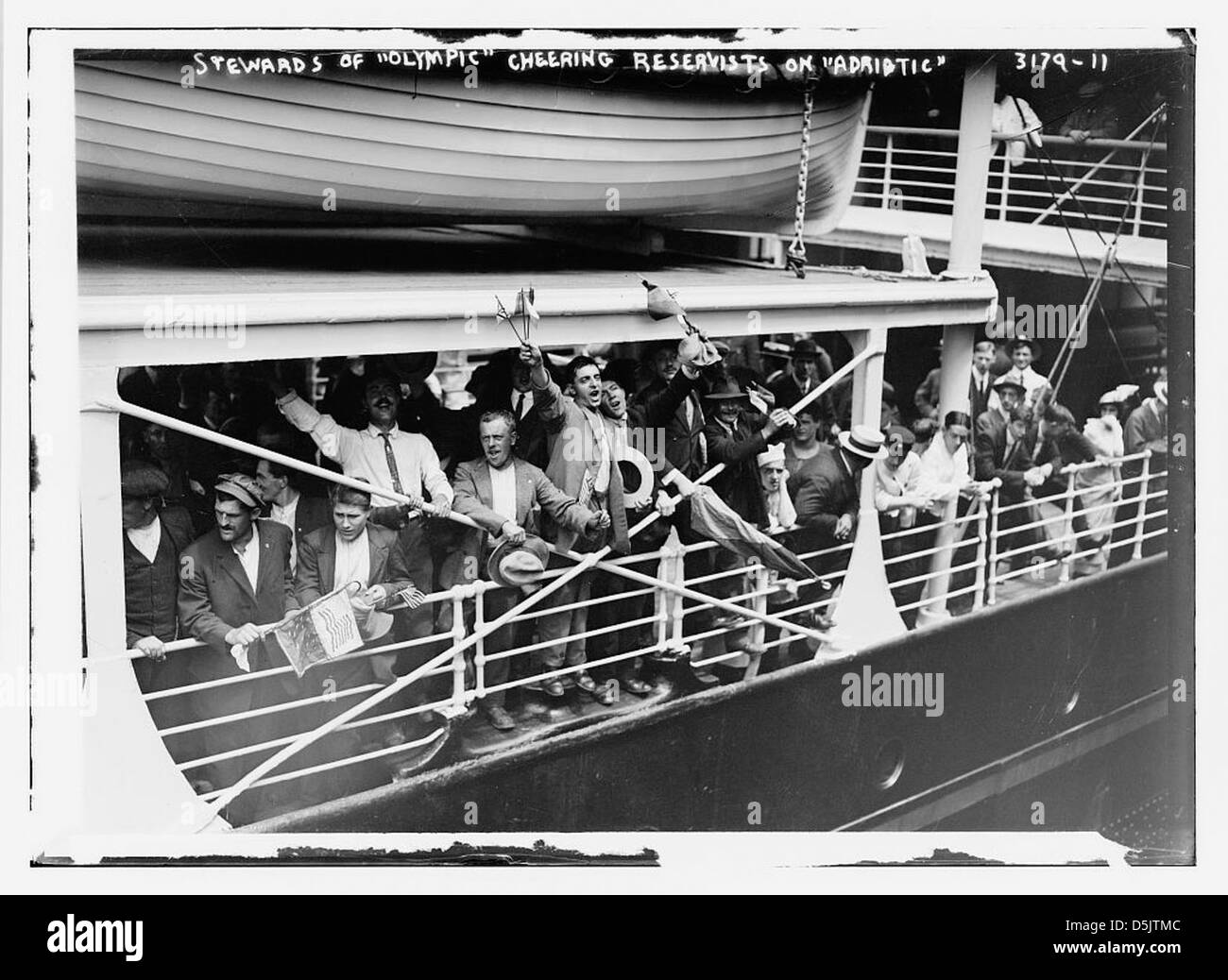 Cette image montre les stewards à bord du RMS Olympic, un paquebot de classe olympique construit par Harland & Wolff pour la White Star Line. Les stewards sont vus encourager les réservistes à bord lors d'un voyage sur l'Adriatique. Banque D'Images