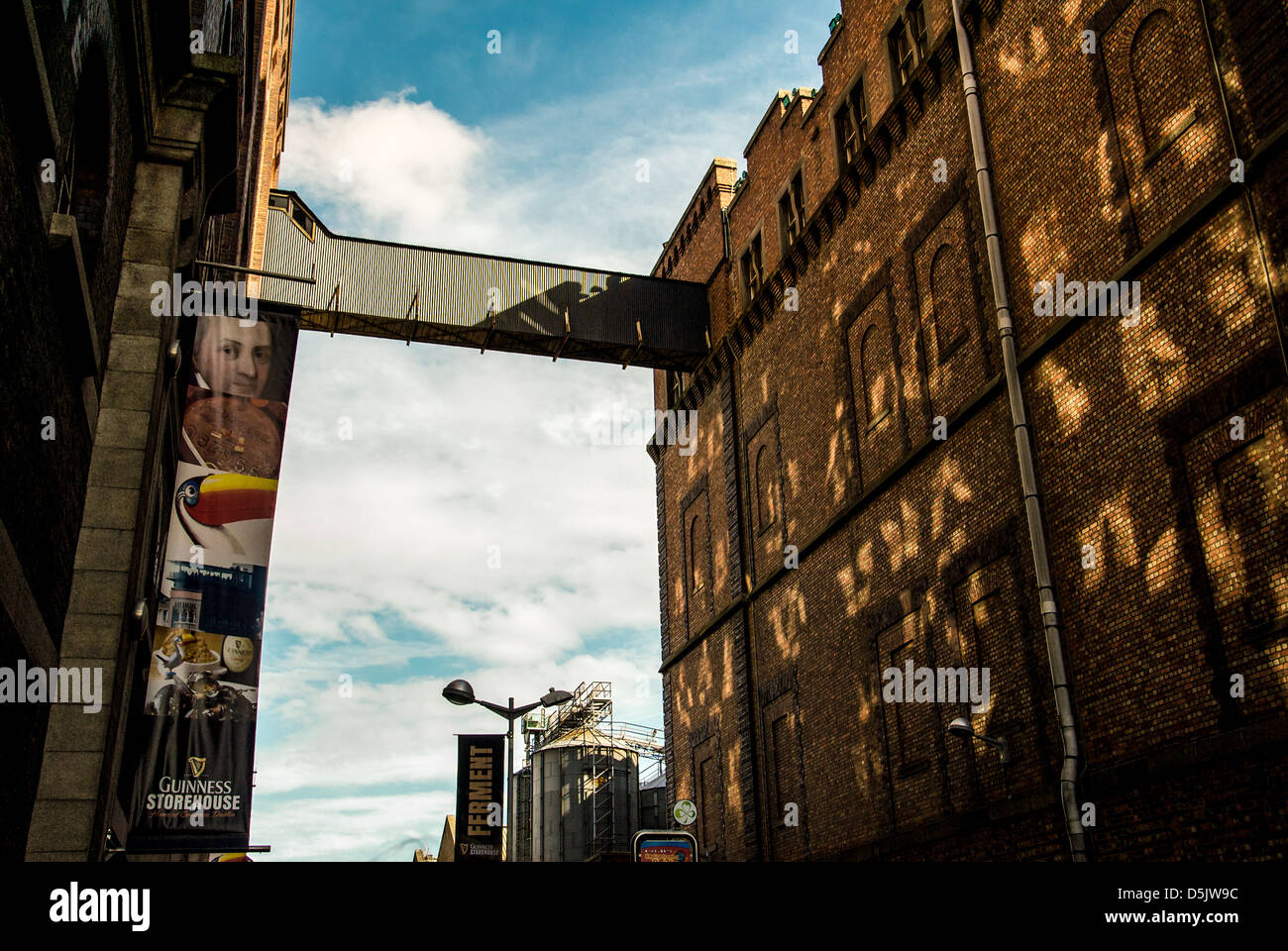 La lumière frappe l'usine Guinness à Dublin, Irlande pour fêter la St Patrick's Day Parade et la collecte 2013 Banque D'Images