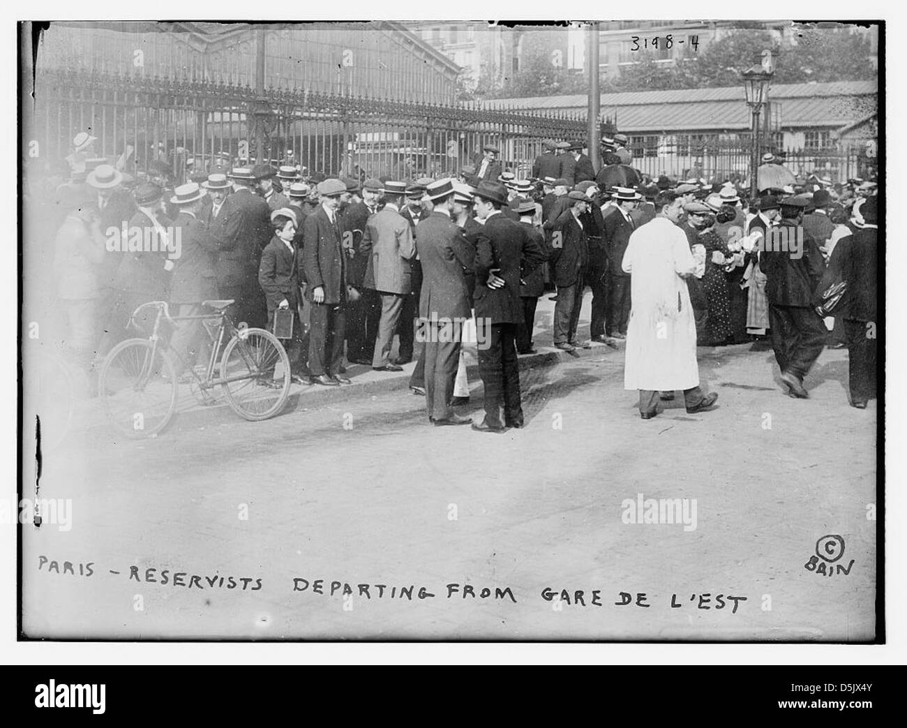 Les réservistes partent de la Gare de l'est, l'emblématique gare est de Paris, à un moment important de l'histoire française. L'image montre des soldats qui se préparent à partir, avec des vélos visibles dans la scène. Banque D'Images
