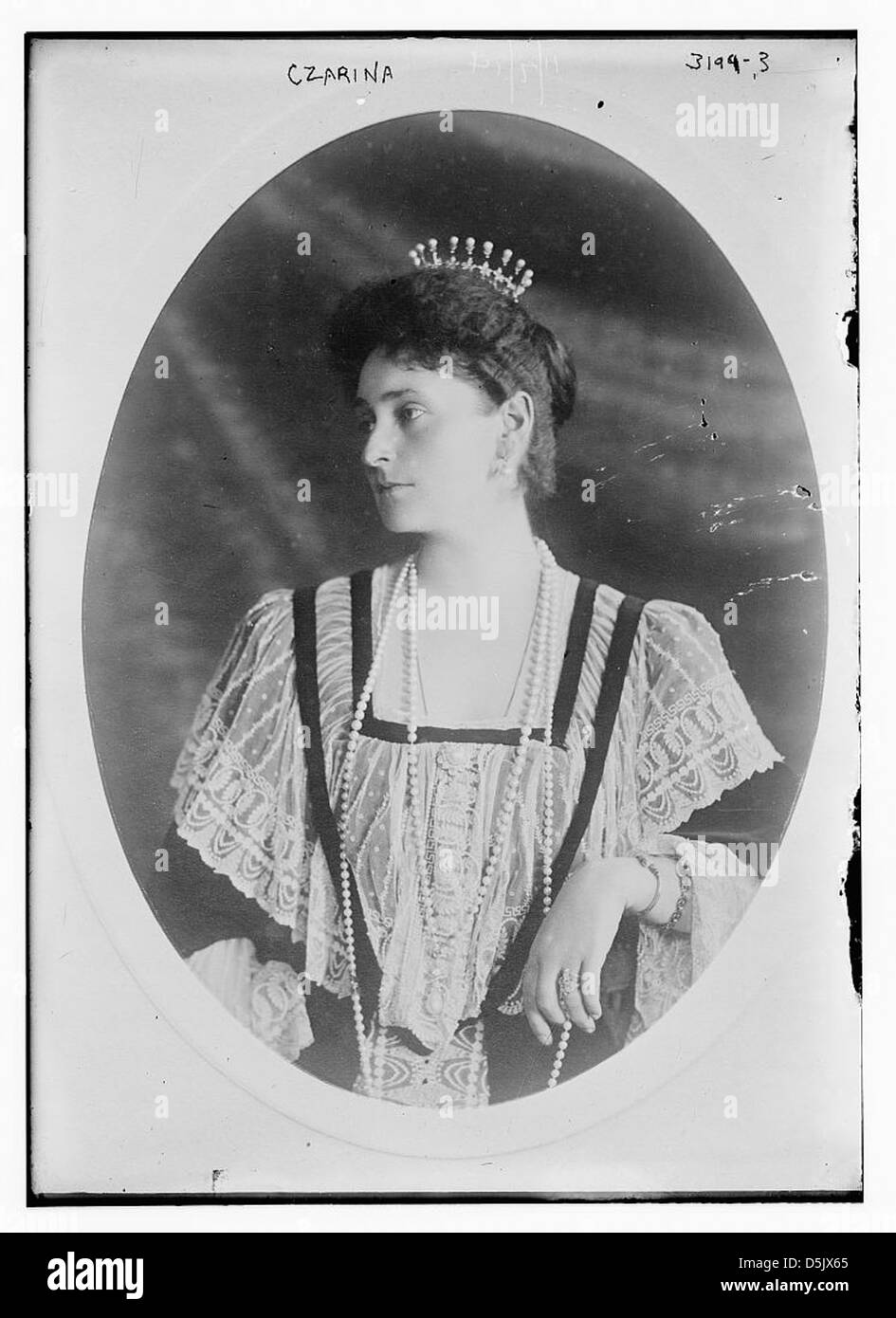Portrait de Czarina Alexandra Feodorovna, épouse du tsar Nicolas II de Russie, également connu sous le nom d'Alix de Hesse, portant une tiare et des perles. Elle était membre de la famille Romanov et a été tragiquement assassinée en 1918. Banque D'Images