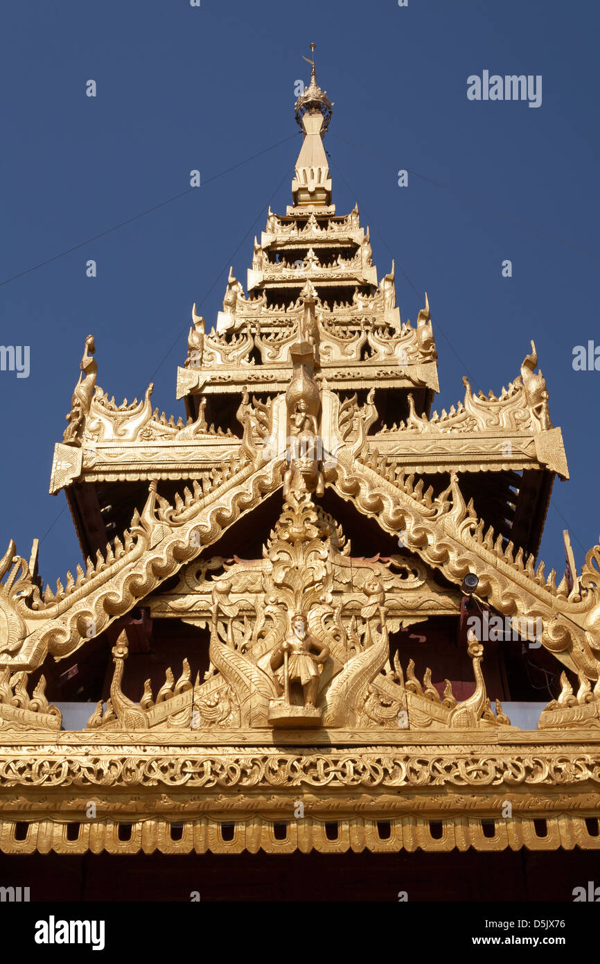 Toit d'une salle de prière à la Pagode Shwezigon, près de Wetkyi-à Nyaung U et, Bagan, Myanmar (Birmanie), Banque D'Images