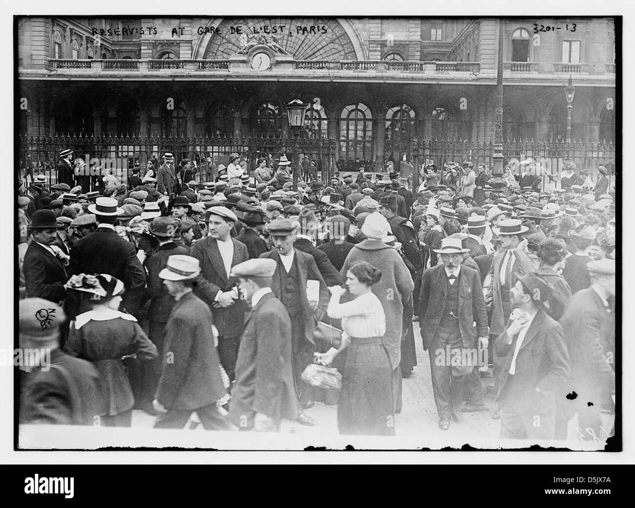 Photographie du début du XXe siècle montrant des réservistes à la gare de l'est à Paris. L'image capture la présence militaire pendant une période de tensions accrues. Banque D'Images