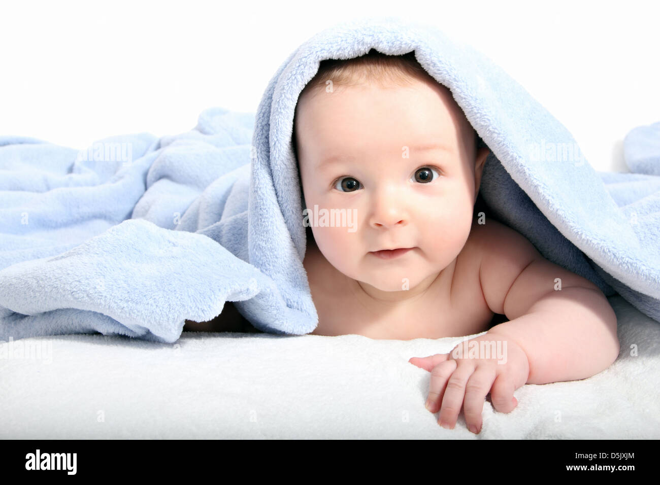 Beau Bébé après bain sous une couverture Banque D'Images