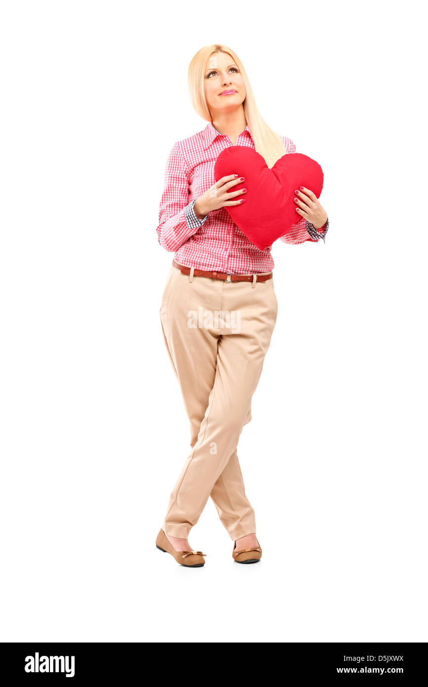 Portrait d'une femme tenant un cœur rouge, isolé sur fond blanc Banque D'Images