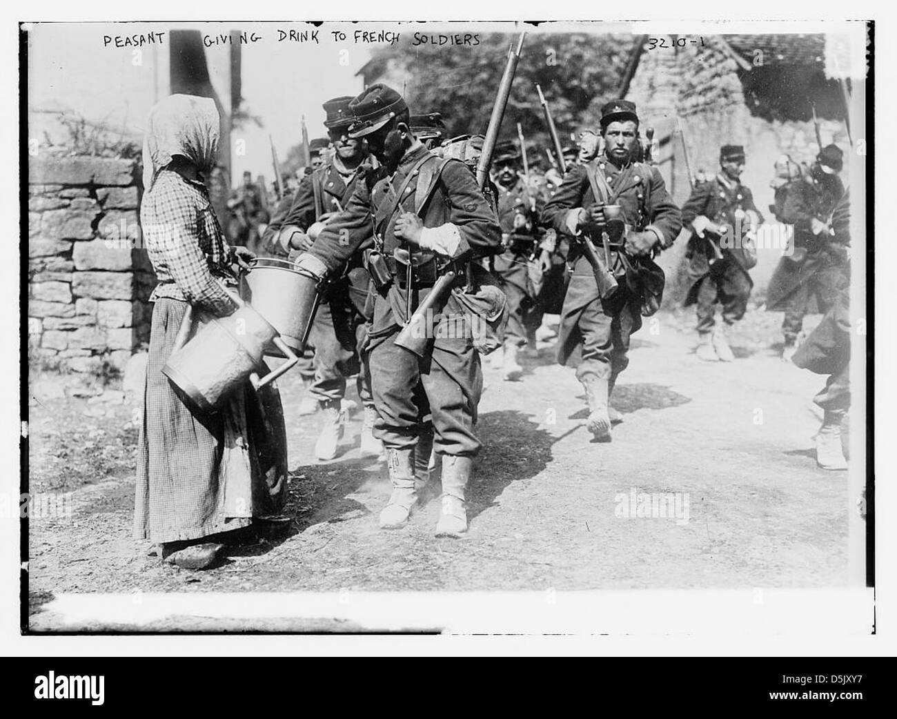 Donner à boire à des paysans soldats français (LOC) Banque D'Images