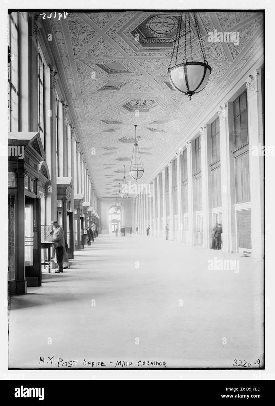 Cette image montre le couloir principal du bureau de poste de New York, plus précisément le Farley Building sur la 8e Avenue. Conçue par McKim, Mead & White, la structure Beaux-Arts est un exemple important de l’architecture du début du XXe siècle. Banque D'Images
