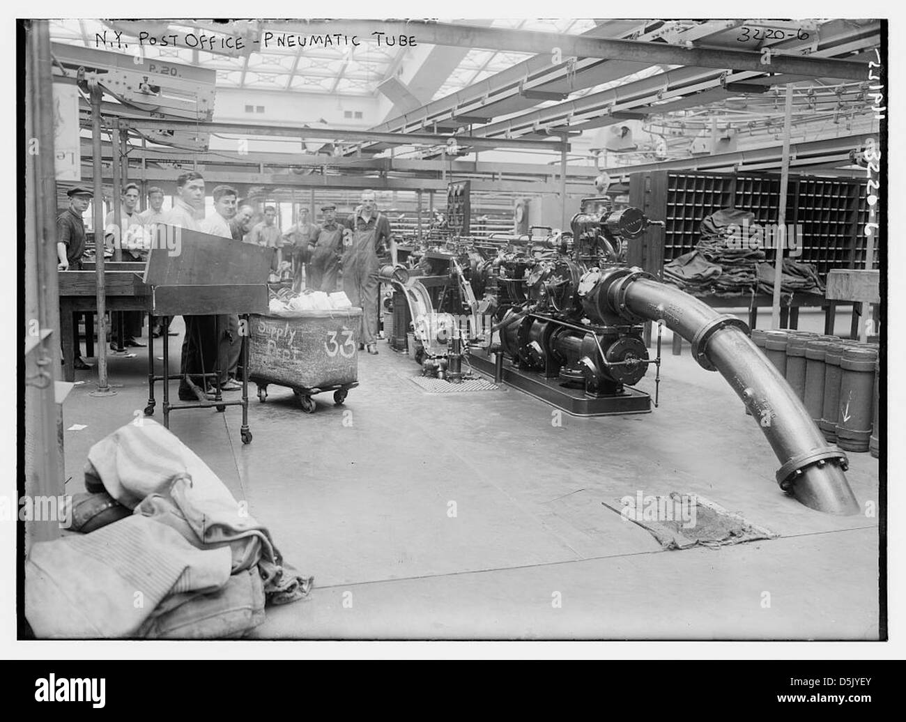 Photographie montrant le système de tubes pneumatiques du bureau de poste de New York situé au 421, huitième avenue, également connu sous le nom de Farley Building. Le tube pneumatique a été utilisé pour le transport rapide du courrier. Banque D'Images