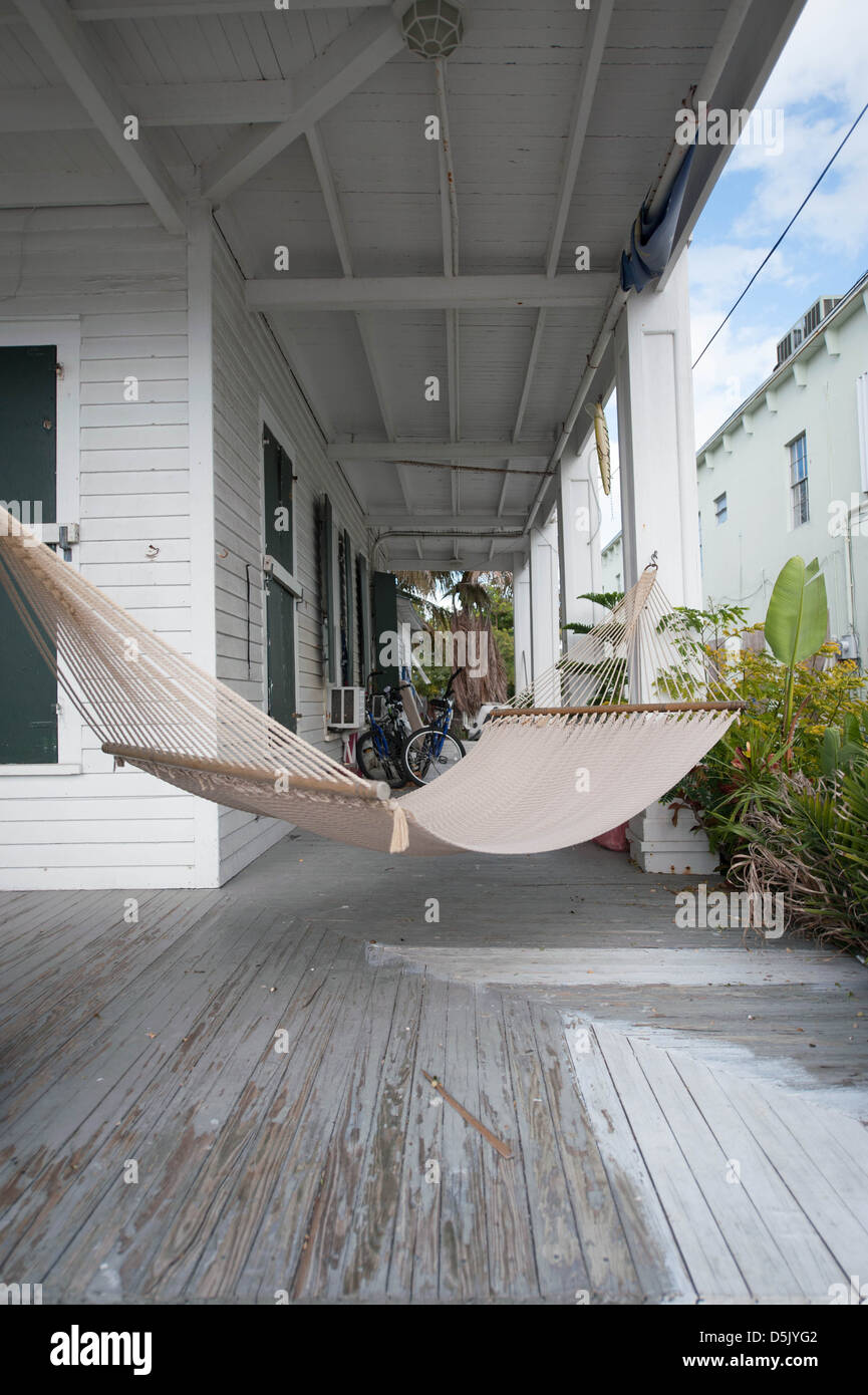 Hamac sur la véranda Banque D'Images