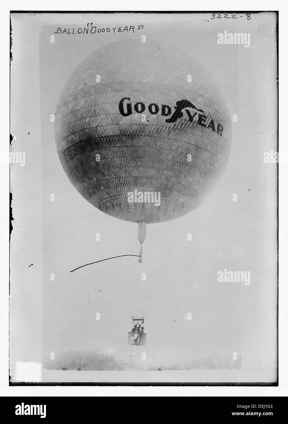 Cette image montre un ballon Goodyear plus léger que l'air, un type de dirigeable utilisé à des fins publicitaires et promotionnelles, soulignant l'histoire de l'aviation. Banque D'Images