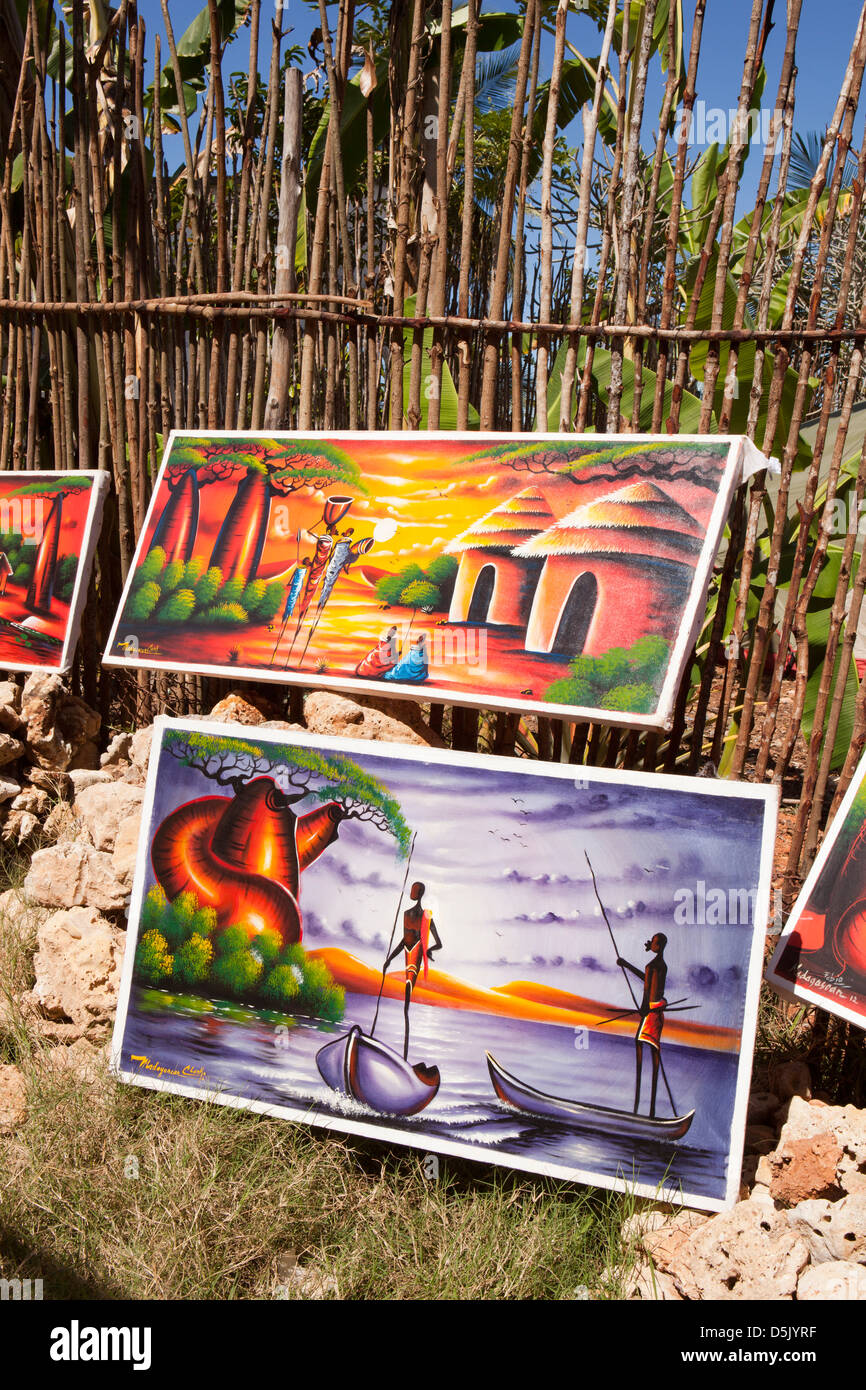 Madagascar, Nosy Be, souvenirs pour touristes, Marodokana peintures exposées pour la vente aux touristes Banque D'Images