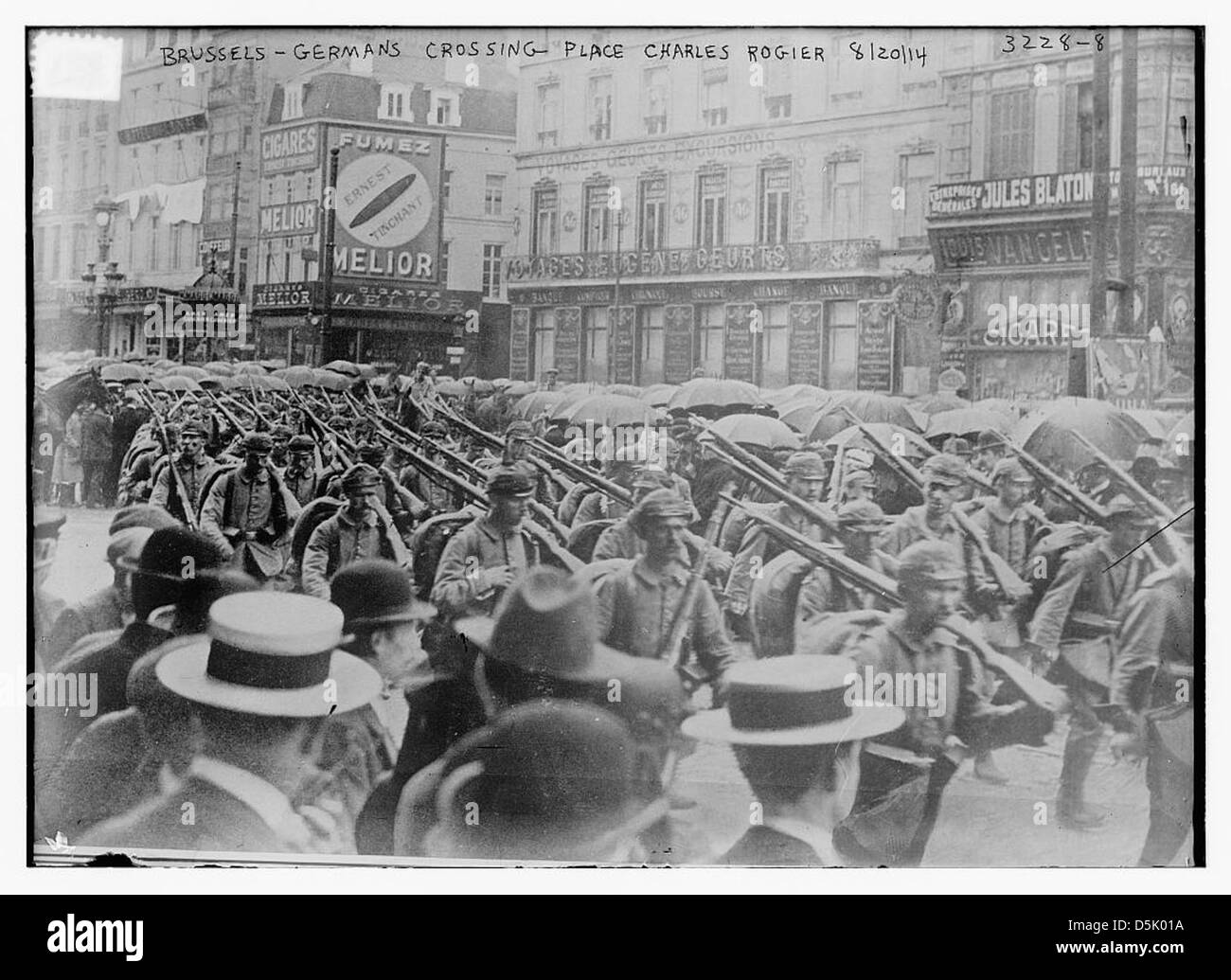 Des soldats allemands, portant des casques Pickelhaube, sont vus traverser la place Charles Rogier à Bruxelles pendant la première Guerre mondiale. L'image capture l'occupation de la Belgique par l'armée allemande au début du conflit. Banque D'Images