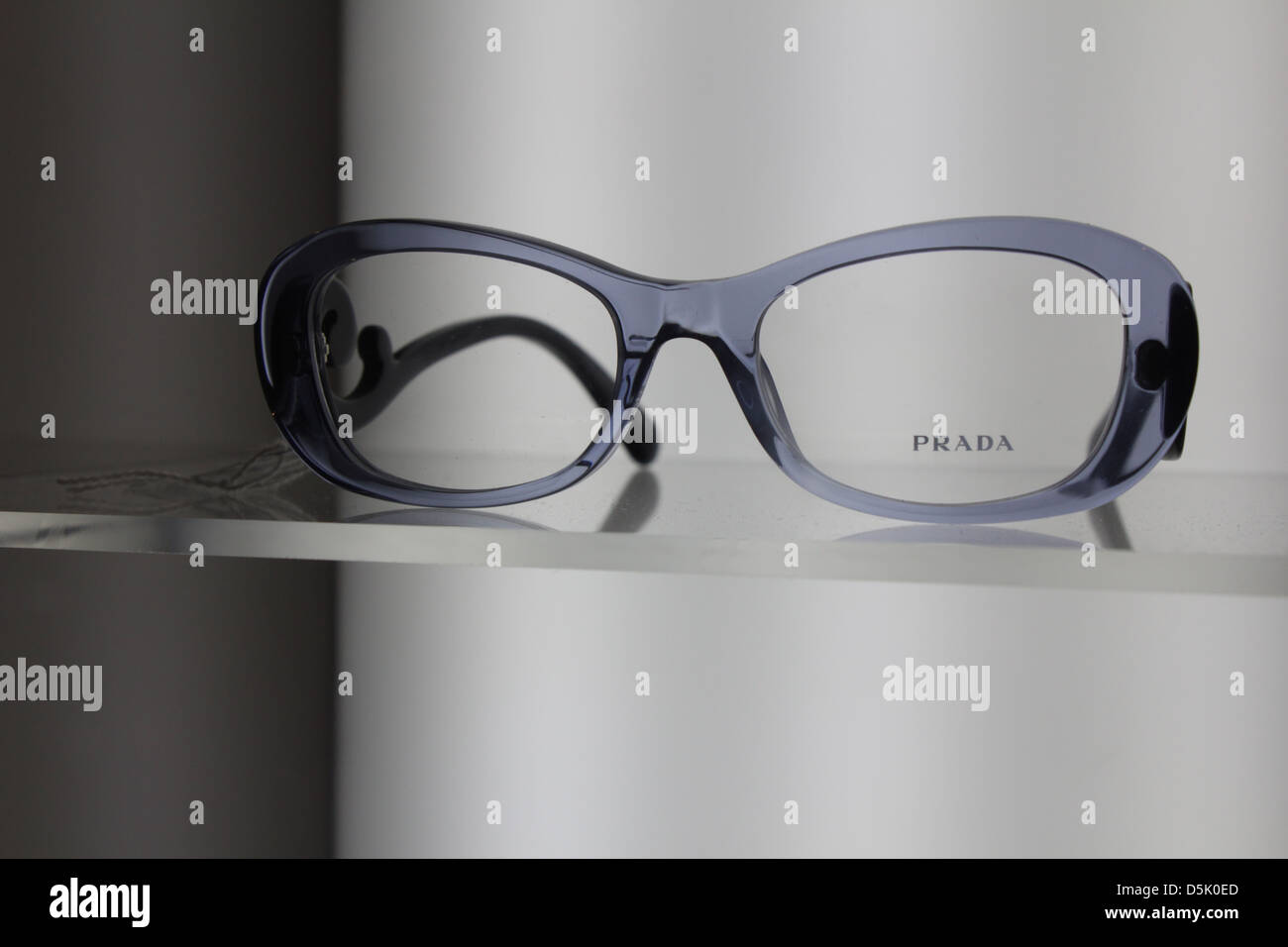 Prada glasses Banque de photographies et d'images à haute résolution - Alamy