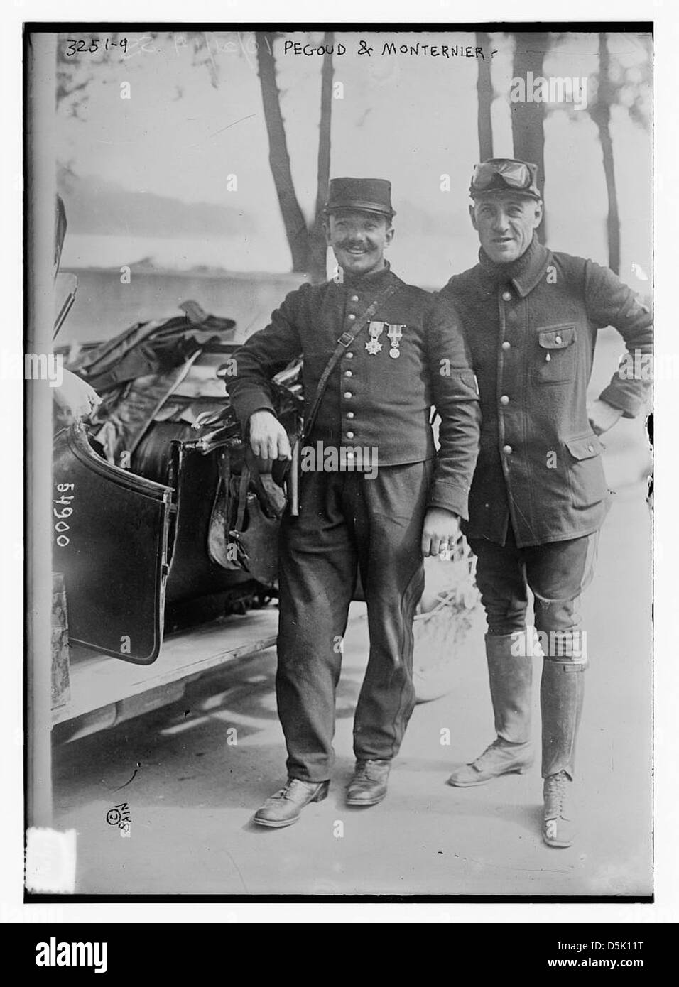 Une photographie représentant Adolphe Pegoud et Monternier, deux aviateurs de la première Guerre mondiale. Pegoud est reconnu comme un pilote de chasse français pionnier pendant la Grande Guerre, contribuant au développement du combat aérien. Banque D'Images