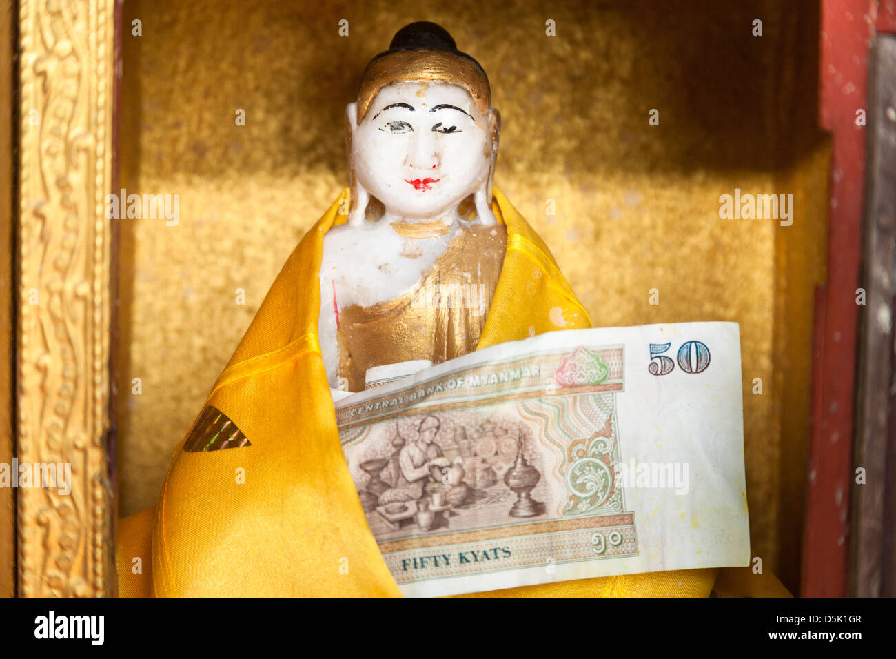 Statue religieuse et don à Popa Taung Kalat Temple, le mont Popa, près de Bagan, Myanmar (Birmanie), Banque D'Images