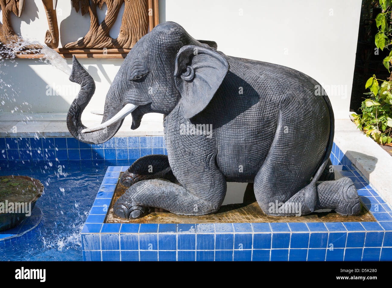 Une fontaine de l'éléphant, Popa Mountain Resort, Kyaukpadaung Township, près de Bagan, Myanmar (Birmanie), Banque D'Images