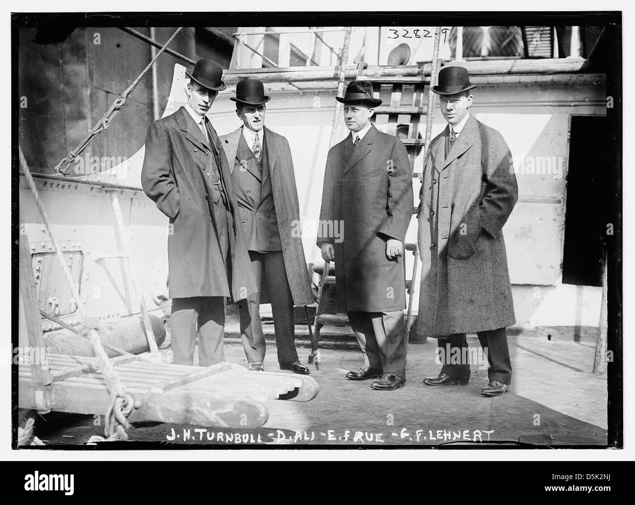Photographie de J.H. Turnbull, D. Ali, E. Frue et G.F. Lehnert à bord d'un paquebot. L'image reflète probablement leur voyage à bord d'un grand navire, mettant en évidence les voyages en mer du début du XXe siècle. Banque D'Images