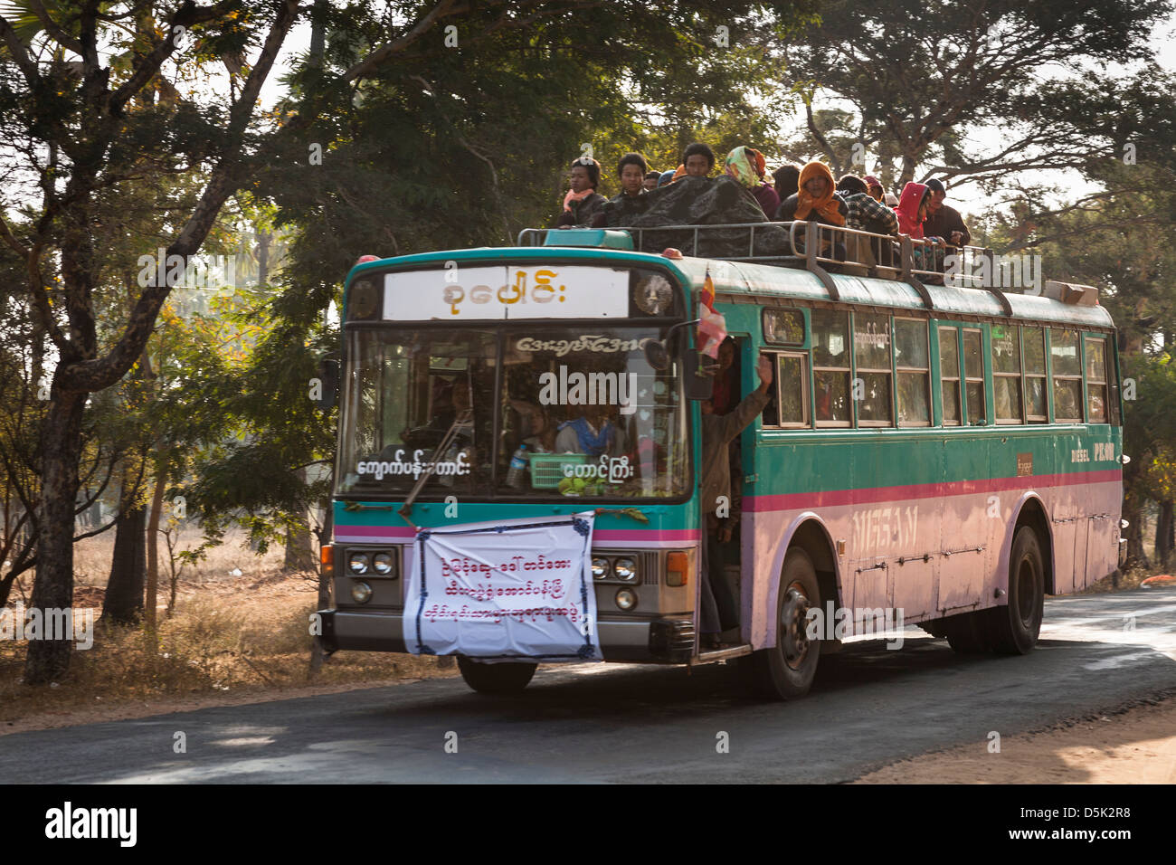 Bus, avec des passagers sur le toit, Kyaukpadaung, près de Bagan, Myanmar (Birmanie), Banque D'Images