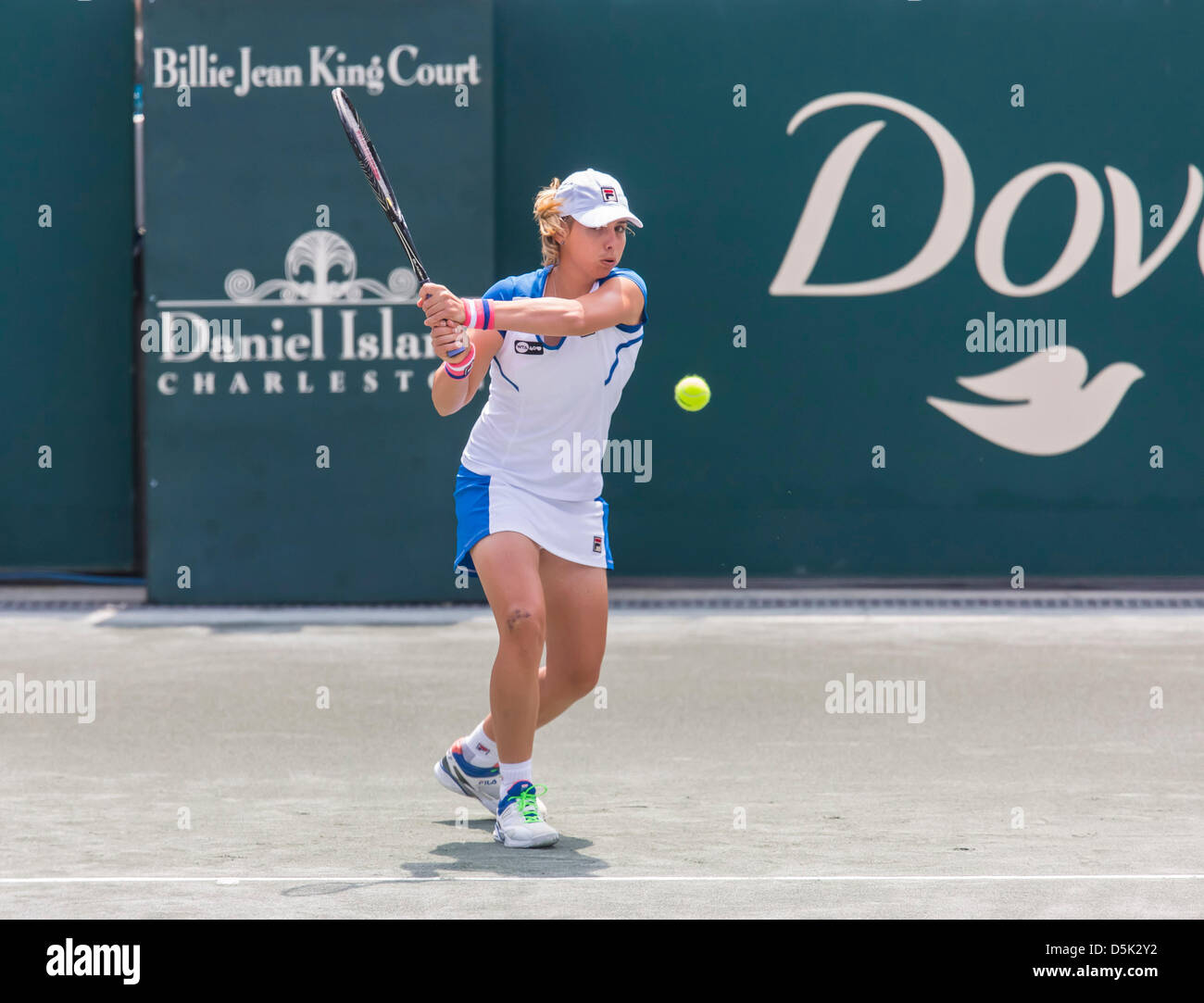 Charleston, SC, États-Unis Le 3 avril 2013. Marina Erikovic (NZL) renvoie une volée de Samantha Stosur (AUS) au deuxième tour l'action au centre de tennis du cercle familial pour le cercle de famille tasse à Charleston, SC. Stosur remporte le match 6-1, 6-2. Credit : Cal Sport Media / Alamy Live News Banque D'Images