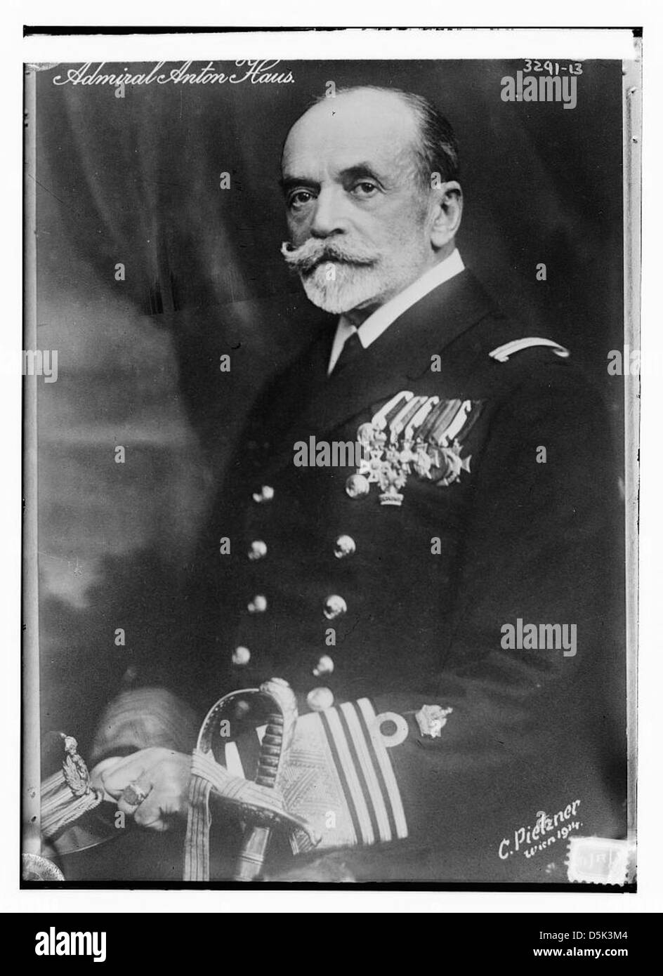 L'amiral Anton Haus de la Marine austro-hongroise est représenté dans ce portrait de 1914. L'image met en valeur son rôle d'officier de marine et souligne son lien avec l'armée austro-hongroise pendant la première Guerre mondiale Banque D'Images