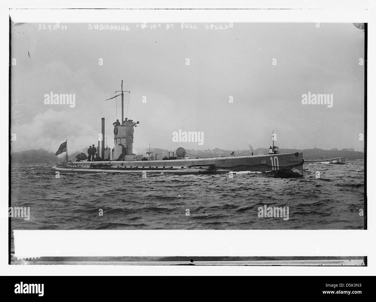 Une photographie historique du sous-marin allemand U-10 pendant la première Guerre mondiale, le montrant à pleine vitesse tout en patrouillant dans les mers, soulignant son rôle dans la guerre navale. Banque D'Images