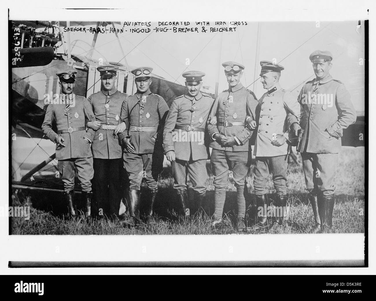Une photo montrant un groupe d'aviateurs, chacun décoré de la Croix de fer, un honneur militaire, pendant la première Guerre mondiale. Les aviateurs font partie de l'armée de l'air impériale allemande. Banque D'Images