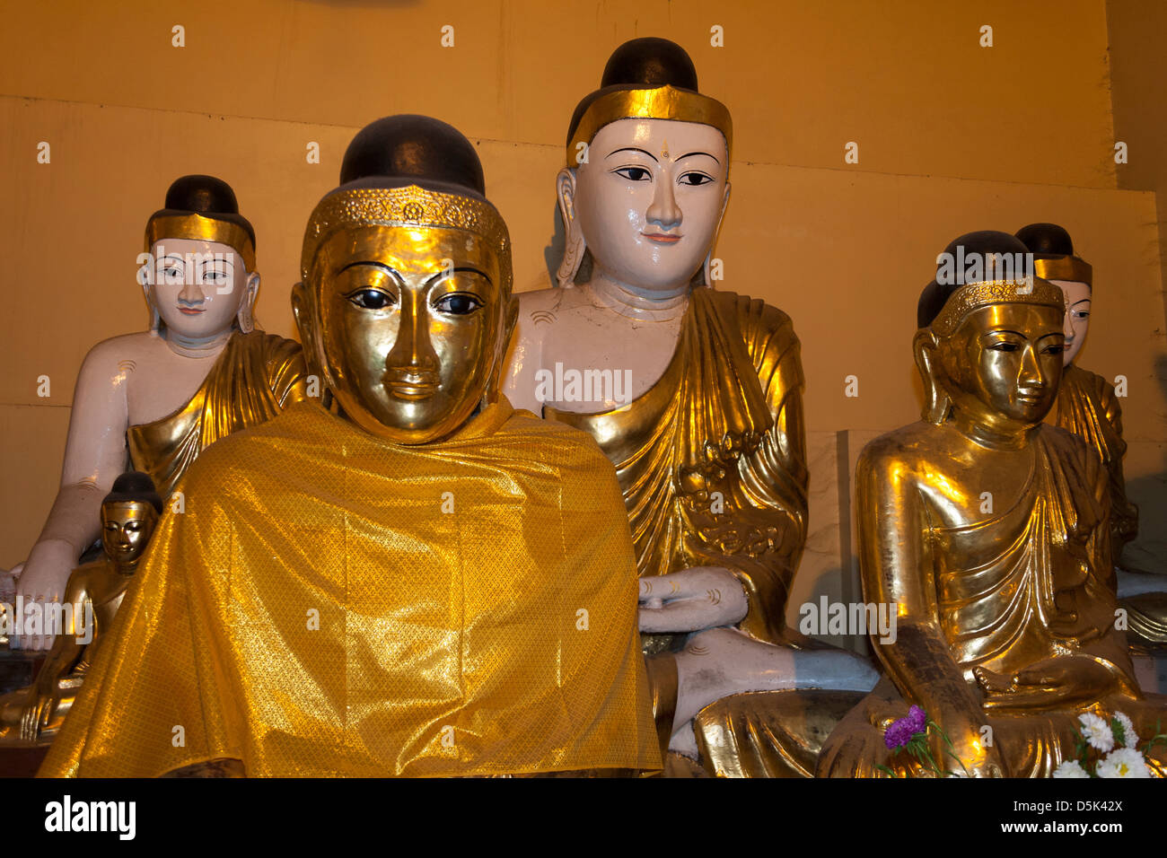 Statues de Bouddha de la pagode Shwedagon à Yangon (Rangoon), le Myanmar (Birmanie), Banque D'Images