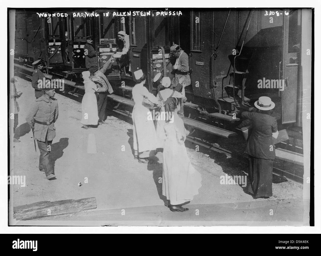 Cette photo montre des soldats blessés arrivant à Allenstein, en Prusse, pendant la première Guerre mondiale. Elle représente les suites de la guerre et les efforts pour soigner les soldats blessés. Banque D'Images