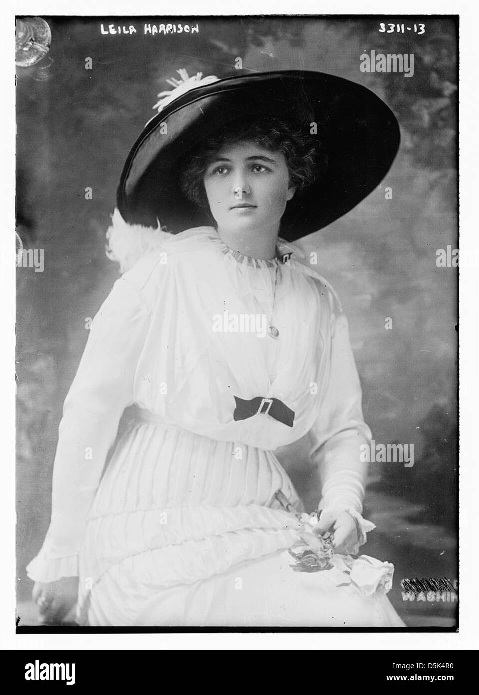 Un portrait de Leila Harrison, assise et vêtue d'une robe rose. Cette photographie, prise par Barnett McFee Clinedinst, Jr., souligne son élégance jeune. Banque D'Images
