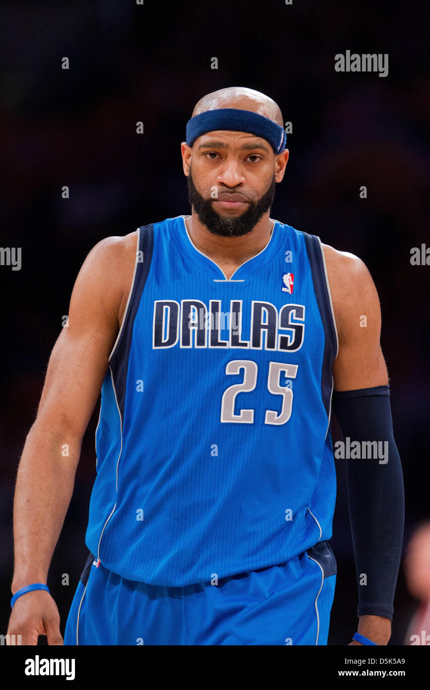 Los Angeles, Californie, USA. Le 02 avril 2013. L'avant (25) Vince Carter des Dallas Mavericks contre les Los Angeles Lakers au cours de la deuxième moitié de la Lakers 101-81 victoire sur les Mavericks au Staples Center de Los Angeles, CA. Credit : Action Plus de Sports / Alamy Live News Banque D'Images