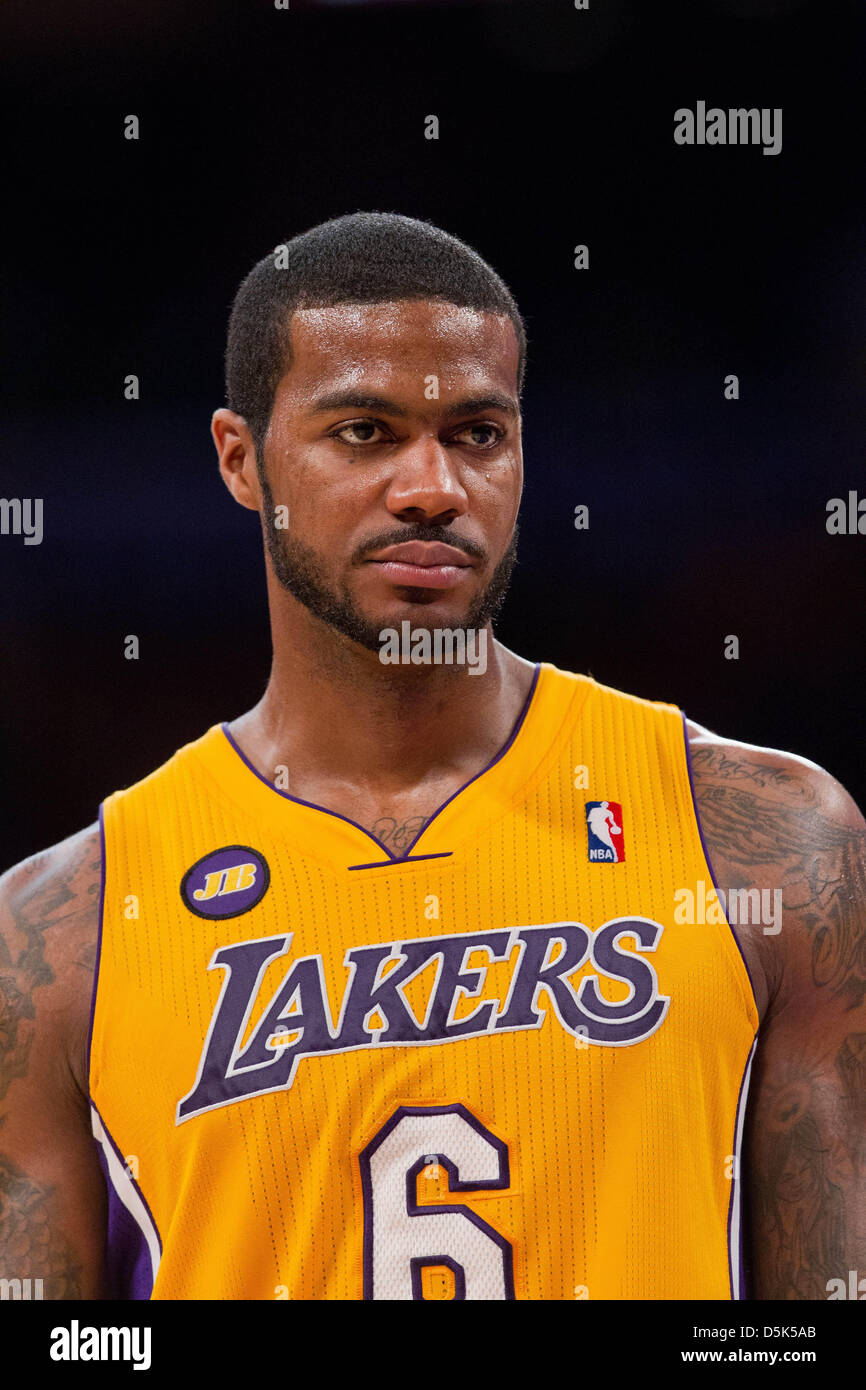 Los Angeles, Californie, USA. Le 02 avril 2013. L'avant (6) Earl Clark des Los Angeles Lakers contre les Dallas Mavericks durant la seconde moitié de la Lakers 101-81 victoire sur les Mavericks au Staples Center de Los Angeles, CA. Credit : Action Plus de Sports / Alamy Live News Banque D'Images