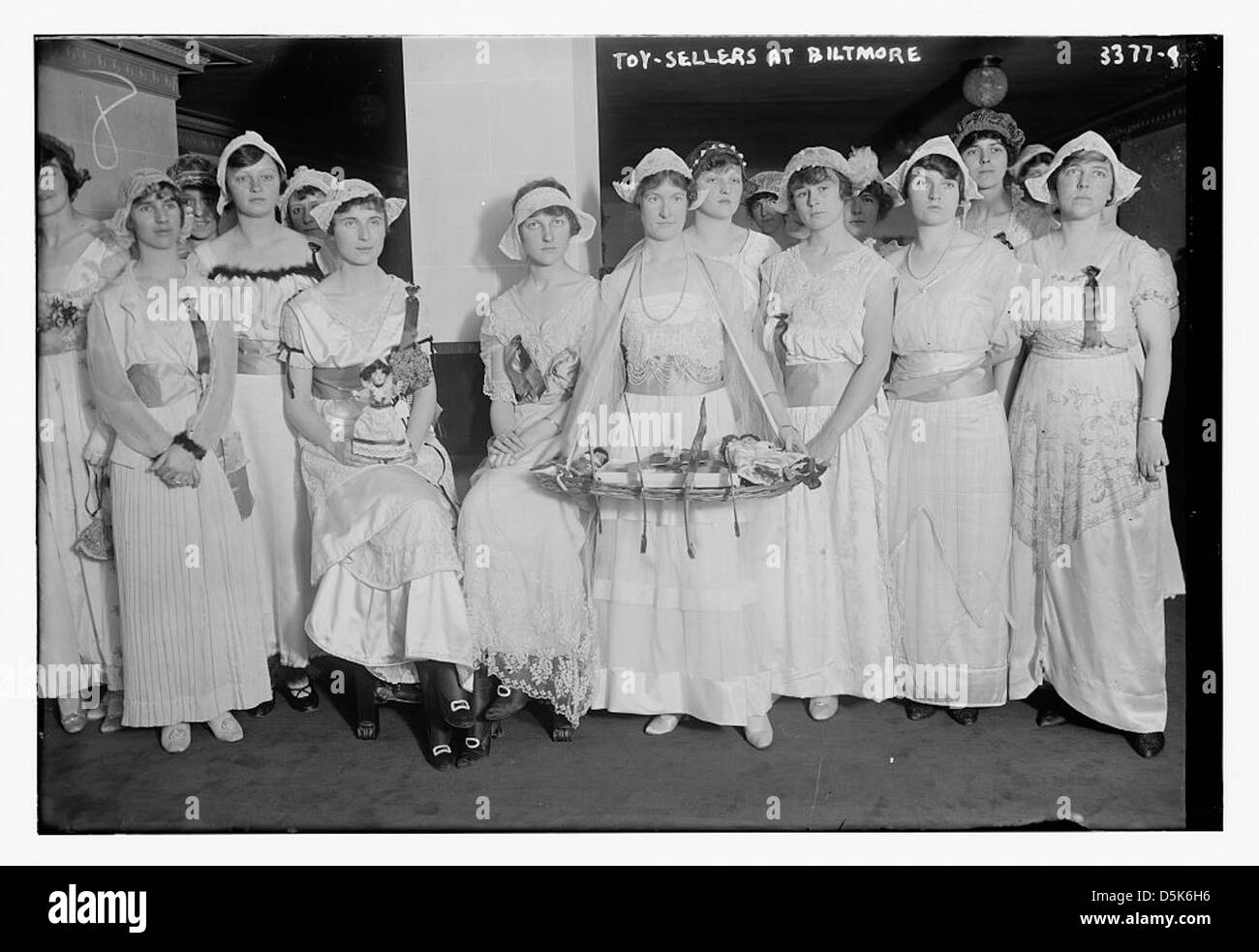 Cette photographie représente des vendeurs de jouets au domaine Biltmore. L'image montre un groupe de vendeurs exposant leurs jouets, reflétant un moment du commerce et de la vie culturelle du début du XXe siècle dans le domaine. Banque D'Images