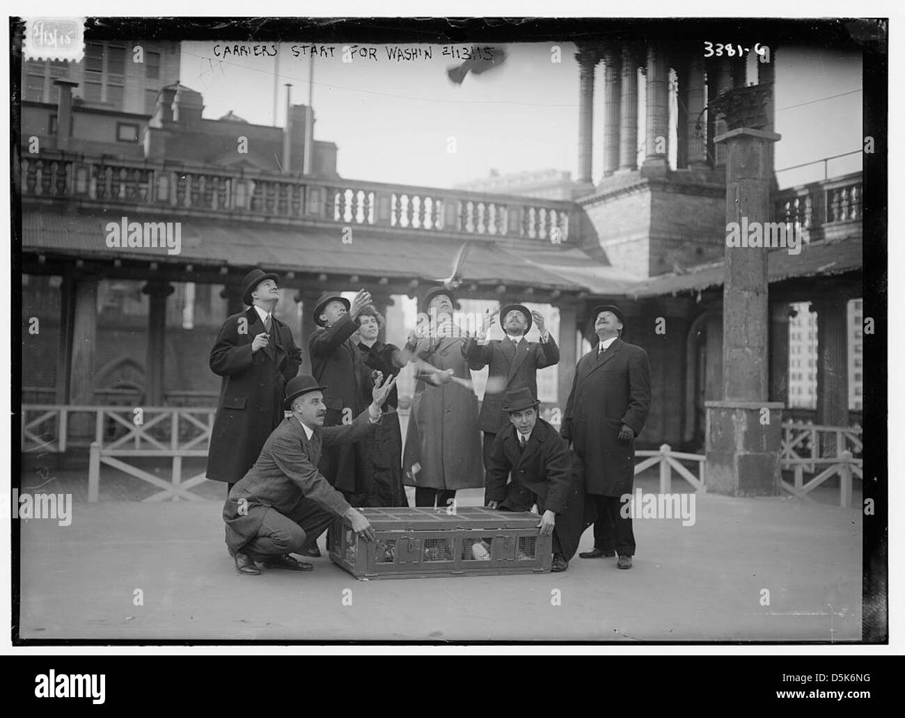 Les pigeons homing sont préparés pour leur voyage à Washington, DC, lors d'une course de pigeons organisée par la New York Poultry and Pigeon Association le 13 février 1915. L’événement met en lumière le rôle des pigeons porteurs dans la communication et la course. Banque D'Images Les pigeons homing sont préparés pour leur voyage à Washington, DC, lors d'une course de pigeons organisée par la New York Poultry and Pigeon Association le 13 février 1915. L’événement met en lumière le rôle des pigeons porteurs dans la communication et la course. Banque D'Images