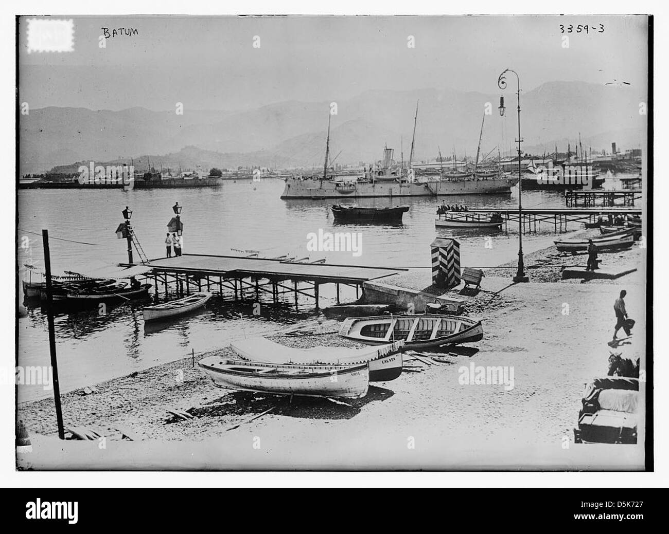 Cette image historique capture le port de Batoumi, une ville sur la mer Noire, présentant des bateaux amarrés dans le port. Batoumi est une ville importante en Géorgie avec une riche histoire maritime. Banque D'Images Cette image historique capture le port de Batoumi, une ville sur la mer Noire, présentant des bateaux amarrés dans le port. Batoumi est une ville importante en Géorgie avec une riche histoire maritime. Banque D'Images