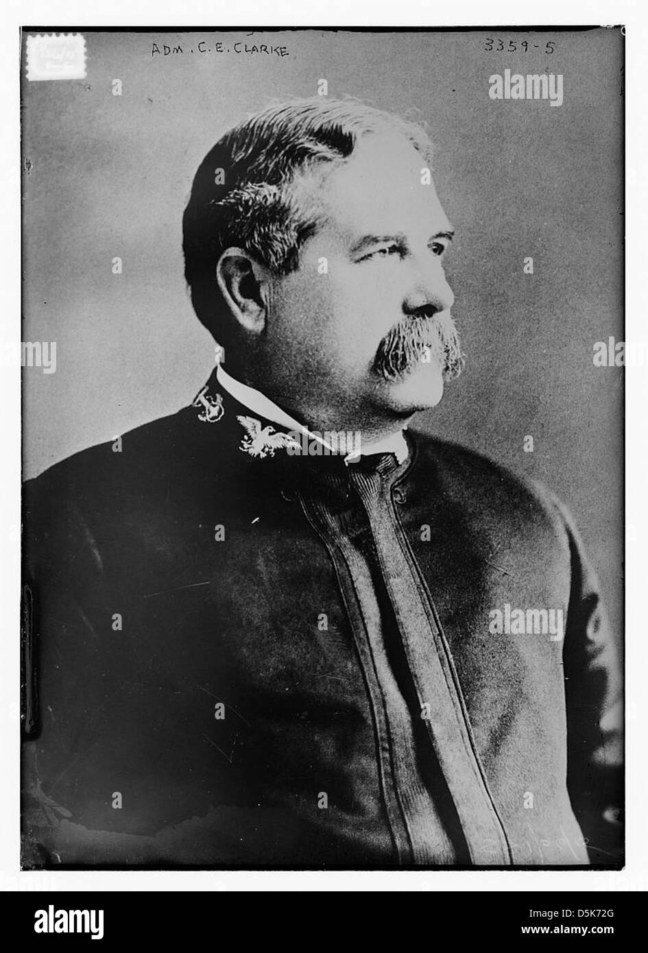 Cette photographie montre l'amiral Charles E. Clark, un officier distingué de la marine des États-Unis. Clark est représenté en tenue militaire, représentant la direction navale pendant son service. Banque D'Images