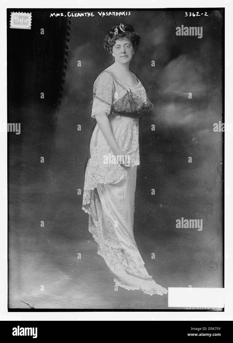 Un portrait de Mme Cleanthe Vasardakis, capturée dans les années 1910 Elle est représentée debout dans une robe à la mode, mettant en valeur la dentelle grecque et la tenue vintage. Banque D'Images