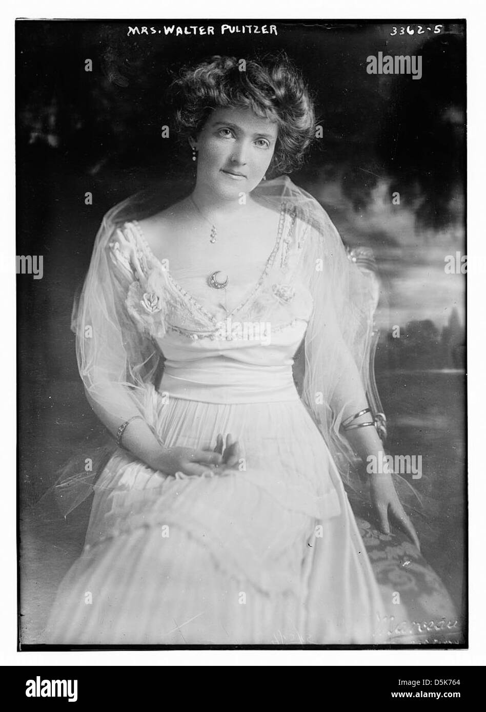 Cette photographie montre MRS Walter Pulitzer, vêtu d'une robe à la mode des années 1910 L'image comprend une broche de mariée et reflète le style et le luxe de la haute société du début du XXe siècle. Banque D'Images Cette photographie montre MRS Walter Pulitzer, vêtu d'une robe à la mode des années 1910 L'image comprend une broche de mariée et reflète le style et le luxe de la haute société du début du XXe siècle. Banque D'Images