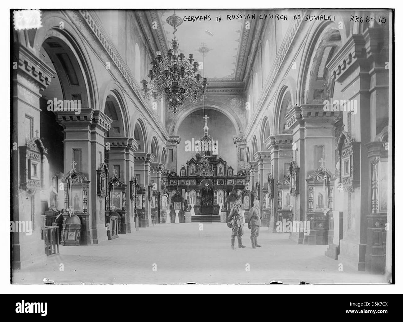 Cette photographie représente des Allemands assistant à un service religieux à Suwalki, en Pologne, à la fin du XIXe ou au début du XXe siècle. Il reflète les pratiques culturelles et religieuses des communautés allemandes en Europe de l'est. Banque D'Images