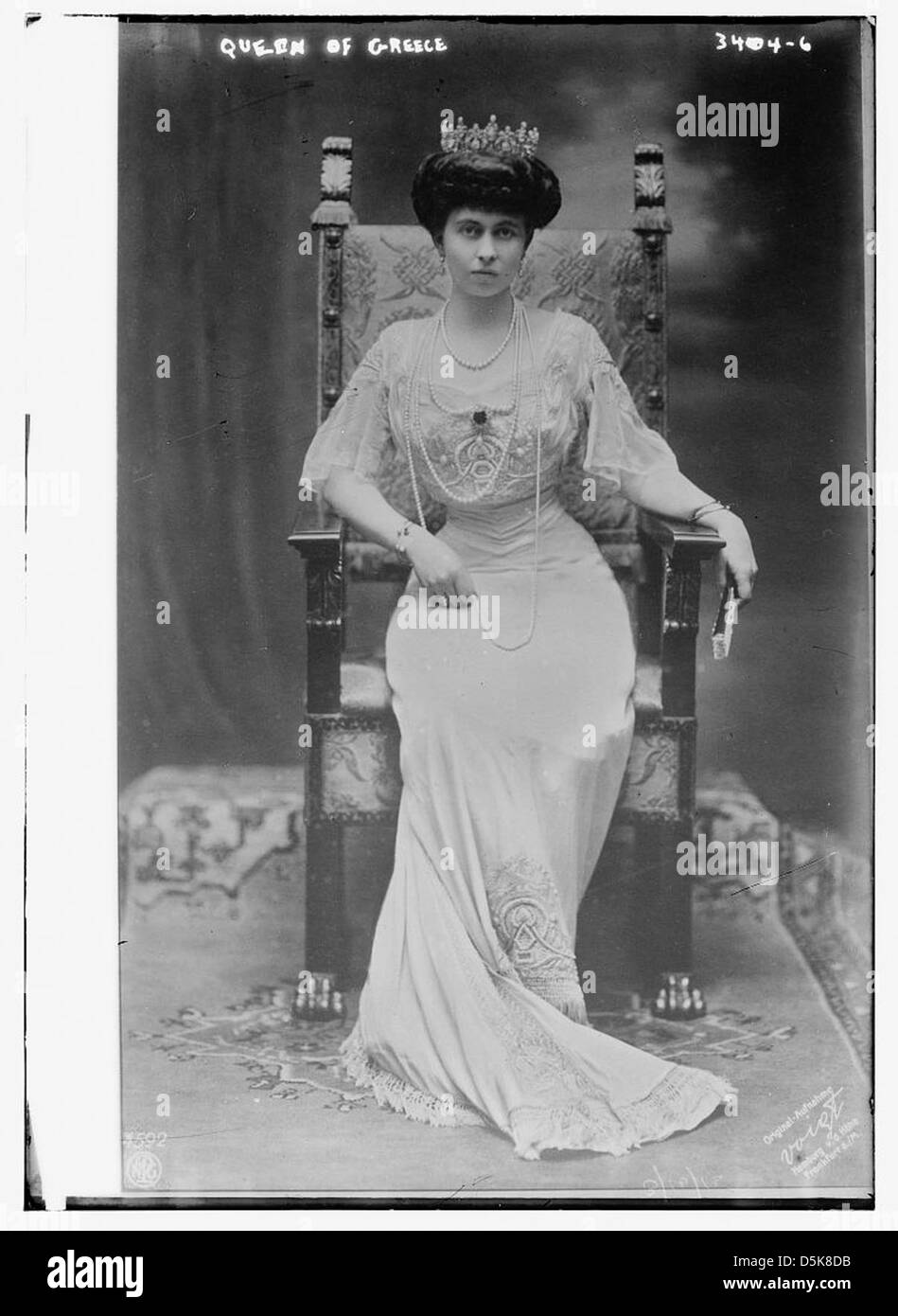 Cette photographie montre la reine Sophie de Grèce, membre de la famille Hohenzollern, assise et portant une robe avec une diadème et un éventail. L'image reflète son statut royal et la grandeur de la monarchie grecque. Banque D'Images