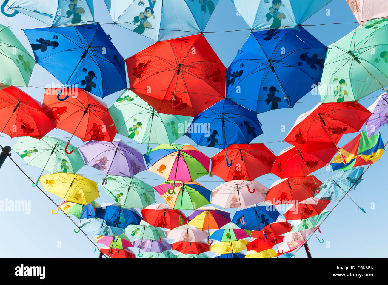 Passage couvert avec parasols à Miracle Garden à Dubaï ÉMIRATS ARABES UNIS Ouvert mars 2013 et demandé à être plus grand jardin fleuri Banque D'Images