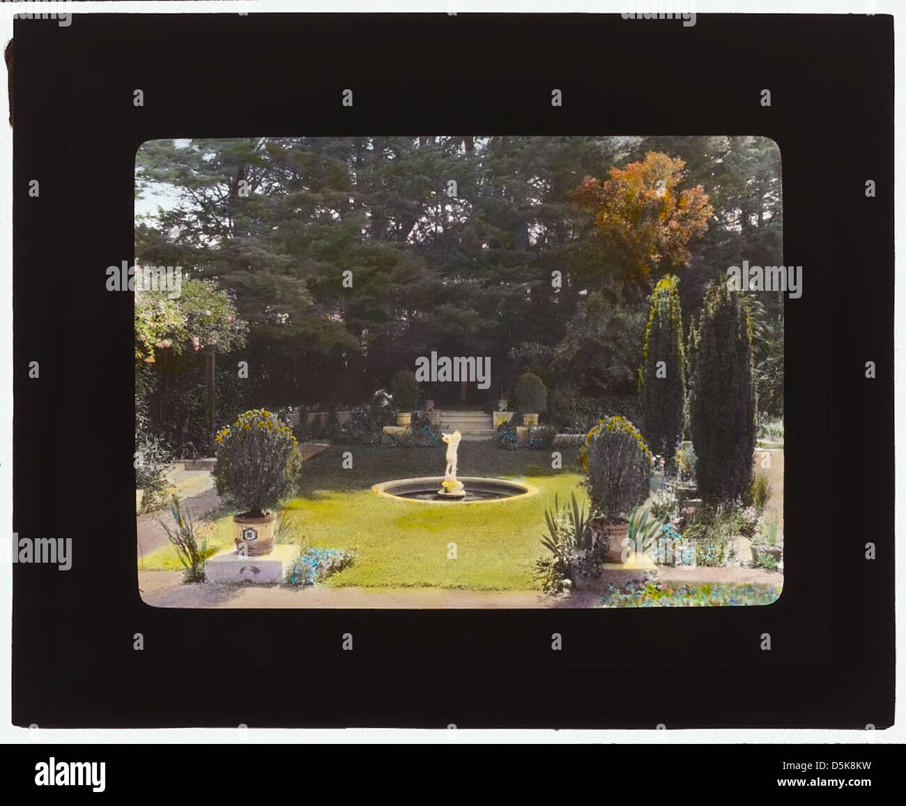 Une image de la maison conçue par Myron Hunt située au 200 North Grand Avenue, Pasadena, Californie. La photo souligne les caractéristiques architecturales, les fontaines et les jardins de ce domaine de Californie du Sud. Banque D'Images