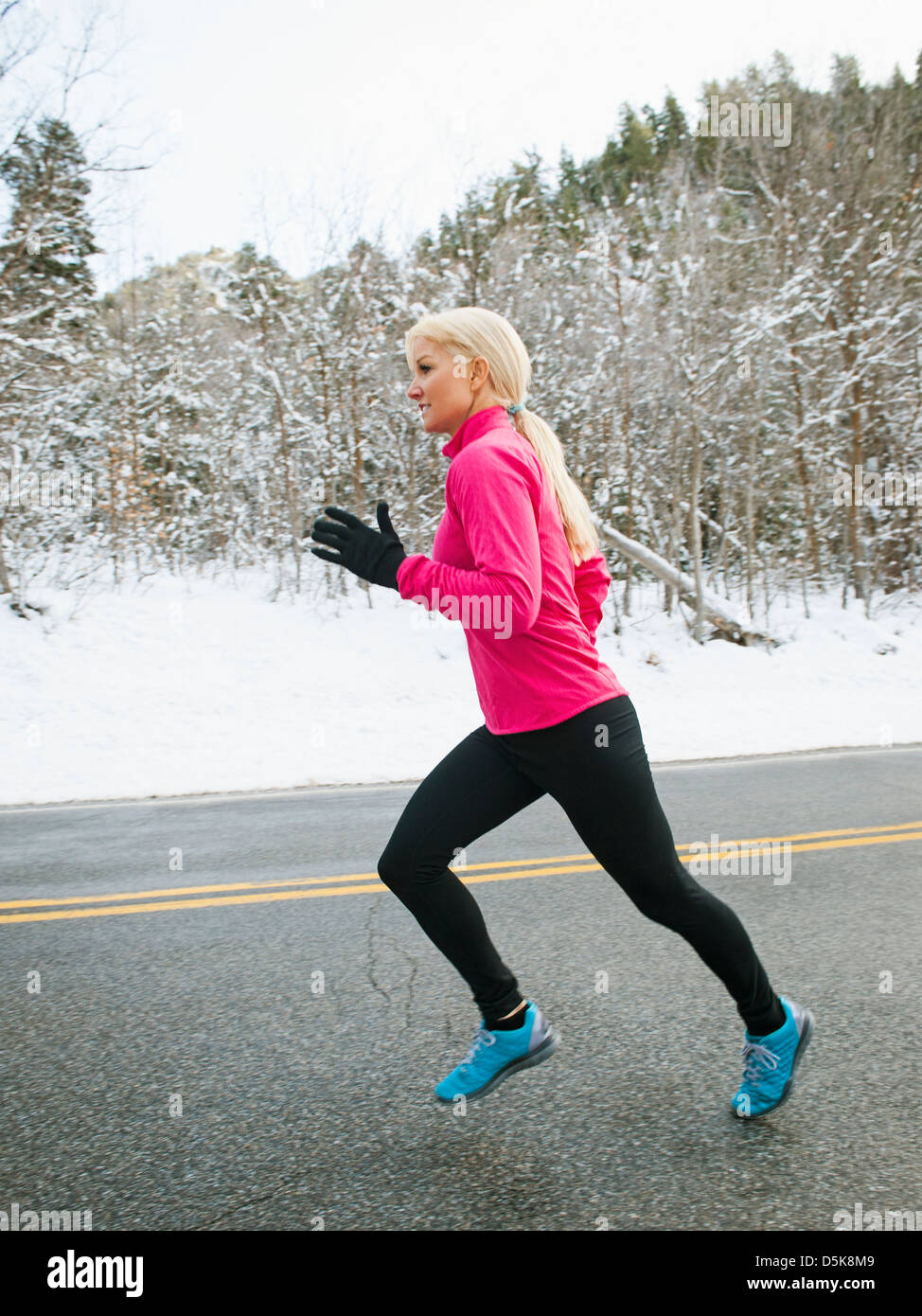 USA, Utah, Salt Lake City, Woman jogging en hiver Banque D'Images