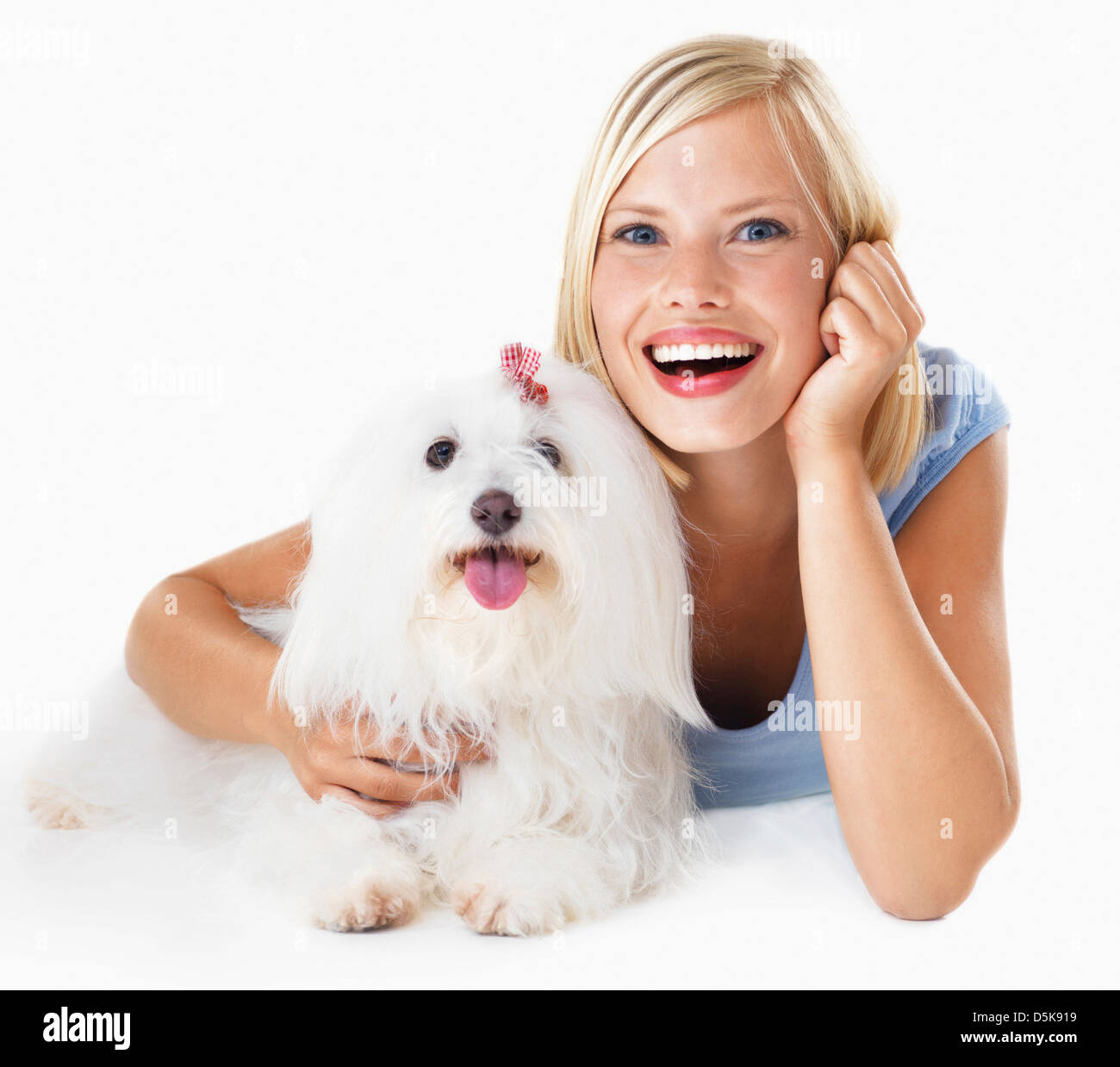 Studio Shot, Portrait of young woman lying down, serrant son chien Banque D'Images