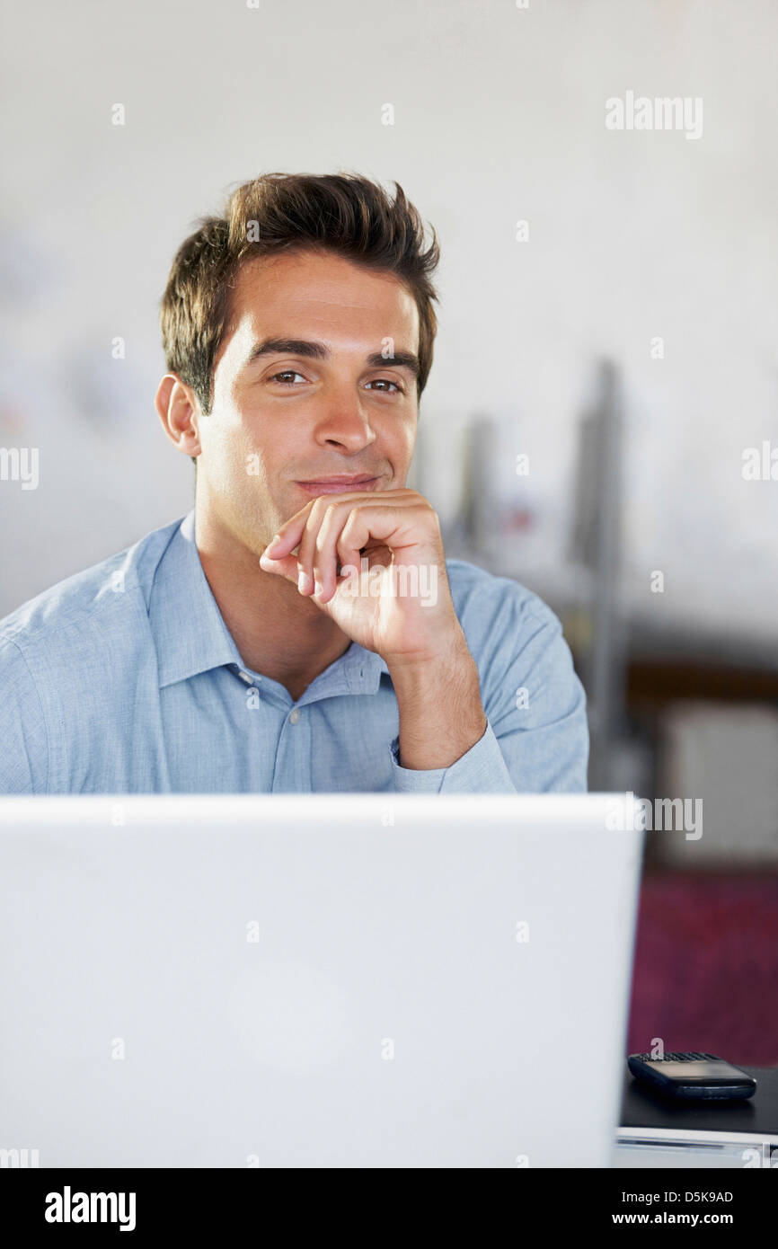 Portrait of man with laptop Banque D'Images