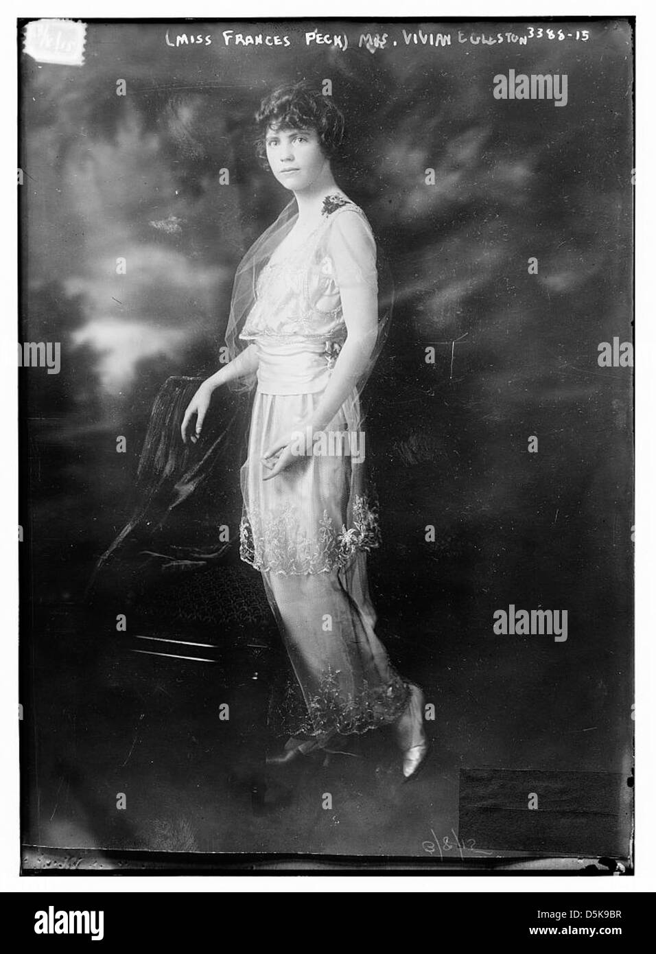 Un portrait de MRS Vivian Egleston, anciennement Miss Francis Peck, pris lors de sa session de mariée, capturant son élégance et sa grâce, soulignant sa tenue vestimentaire et la signification de cet événement de vie. Banque D'Images