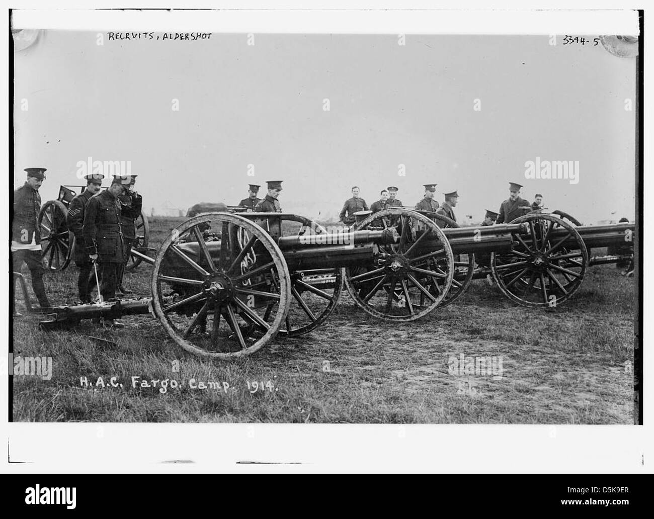 Cette photographie capture des recrues à Aldershot, en Angleterre, lors de leur entraînement en 1914. L'image reflète la préparation militaire dans la plaine de Salisbury dans le cadre de la première Guerre mondiale. Les uniformes et l'équipement des soldats sont visibles, montrant les premières étapes de leur service dans l'armée britannique. Banque D'Images
