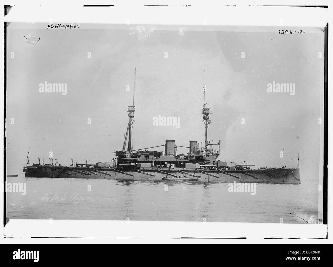 Cette image représente le HMS Agamemnon, un cuirassé pré-dreadnought de classe Lord Nelson de la Royal Navy, construit en Angleterre à la fin du XIXe siècle. Banque D'Images