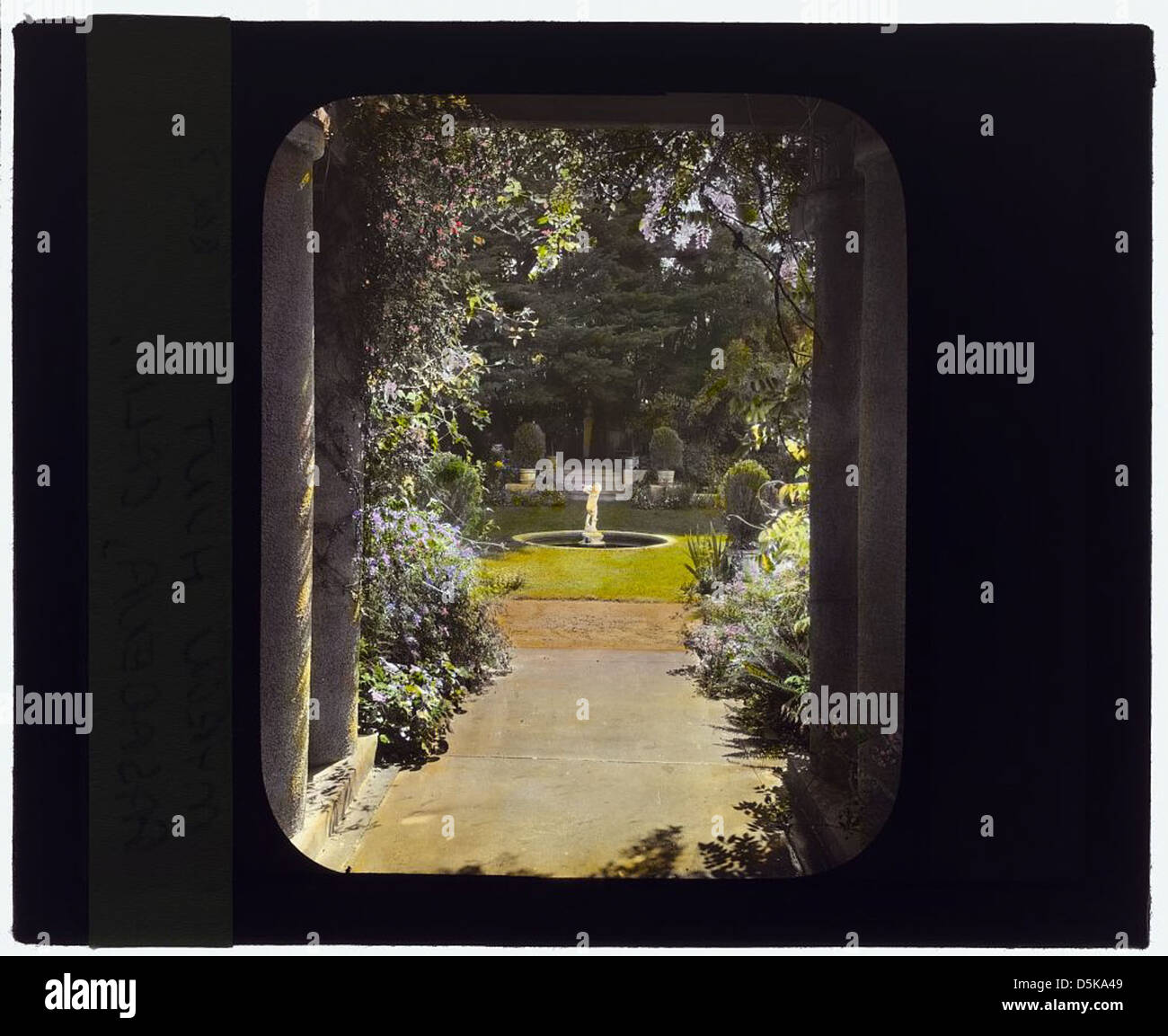 La photographie montre la maison Myron Hunt, située au 200 North Grand Avenue à Pasadena, en Californie. La maison dispose de belles fontaines et jardins, incarnant l'architecture et l'aménagement paysager de la Californie du Sud. Banque D'Images